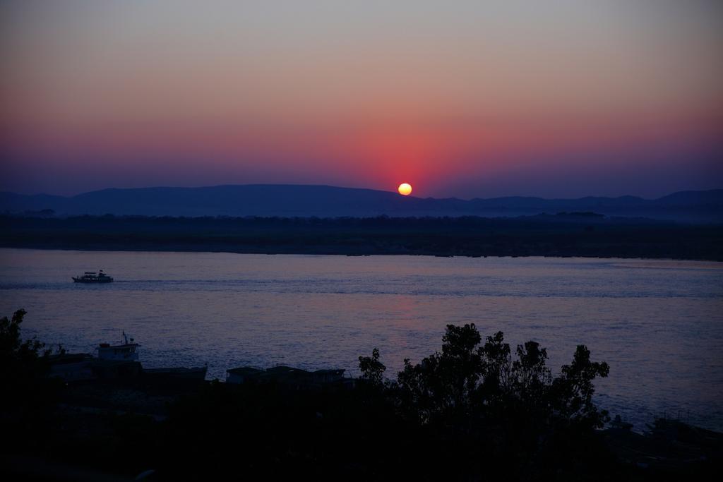 Aye Yar River View Resort Bagan Exteriör bild